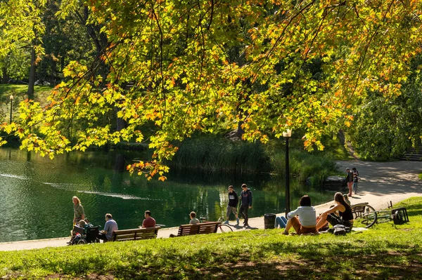 Montreal September 2019 People Enjoying Warm Sunny Day Fontaine Park — Stock Photo, Image