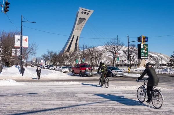 Montreal Febrero 2020 Dos Personas Bicicleta Invierno Frente Estadio Olímpico —  Fotos de Stock