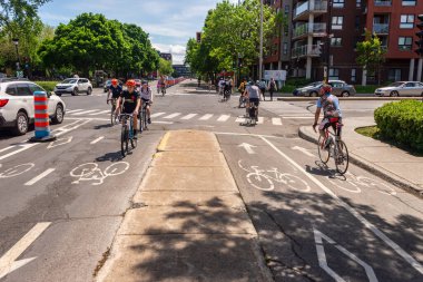 Montreal, CA - 30 Mayıs 2020: Corovanirus Covid-19 salgını sırasında Rosemont La Petite-Patrie ilçesinde Rachel Caddesi 'nde bisiklet koridoru