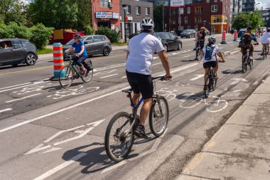 Montreal, CA - 30 Mayıs 2020: Corovanirus Covid-19 salgını sırasında Rosemont La Petite-Patrie ilçesinde Rachel Caddesi 'nde bisiklet koridoru