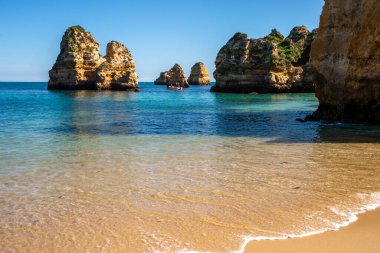 Lagos, Portekiz - 7 Mart 2020: Atlantik Okyanusu ve Praia do Camilo Sahili 'ndeki kayalıklar