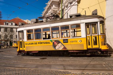 Lizbon, Portekiz - 8 Mart 2020: Alfama bölgesindeki ünlü sarı tramvaya binen turistler