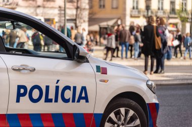 Lizbon, Portekiz - 8 Mart 2020: Protestocularla protesto sırasında polis arabası