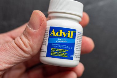Montreal, CA 26 Mart 2020: Bir şişe Advil Ibuprofen hapı.