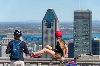 Montreal, CA - 18 Mayıs 2020: Montreal ufuk çizgisine bakan turistler ve Kondiaronk Belvedere 'de ılık bir bahar gününün tadını çıkarıyorlar.