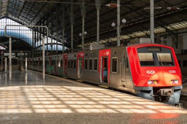 Lizbon, Portekiz - 8 Mart 2020: Rossio Tren İstasyonu 'nda bölgesel kırmızı tren
