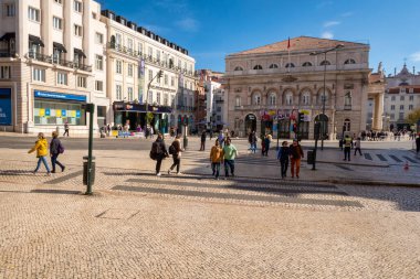 Lizbon, Portekiz - 8 Mart 2020: Birçok kişi Dom Joao da Camara 'da yürüyor