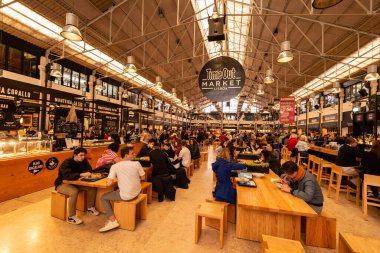 Lizbon, Portekiz - 2 Mart 2020: Mercado da Ribeira 'daki Mola Pazarı Yemek Salonu