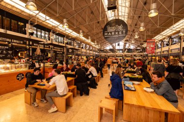 Lizbon, Portekiz - 2 Mart 2020: Mercado da Ribeira 'daki Mola Pazarı Yemek Salonu