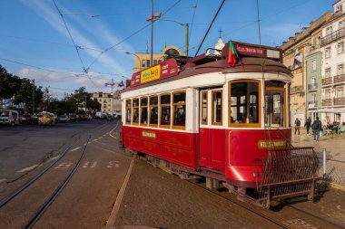 Lizbon, Portekiz - 2 Mart 2020: Praca dom Duarte 'de kırmızı tramvay