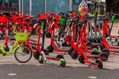 Lizbon, Portekiz - 2 Mart 2020: Bisiklet ve elektrikli scooter paylaşımı