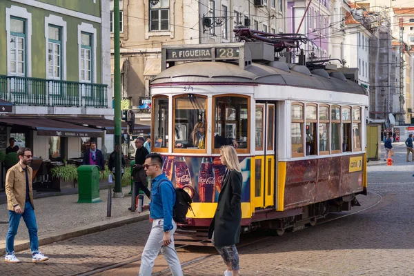 Lisbona Portogallo Marzo 2020 Persone Che Camminano Davanti Famoso Tram — Foto Stock