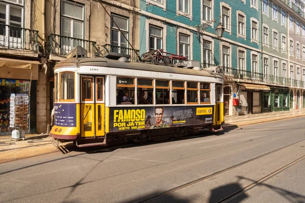 Lisbona Portogallo Marzo 2020 Turisti Sella Famoso Tram Giallo Nel — Foto Stock