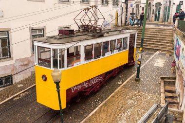 Lizbon, Portekiz - 3 Mart 2020: Bairro Alto ilçesinde Elevador da Gloria sarı funiculars