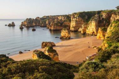 Lagos, Portekiz - 6 Mart 2020: Dona Ana Sahili, gün doğumunda