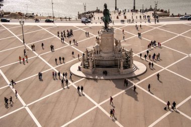 Lizbon, Portekiz - 2 Mart 2020: Praca do Comercio 'daki insanlar yukarıdan görüldüğü gibi