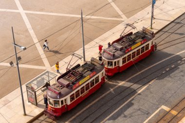 Lizbon, Portekiz - 2 Mart 2020: yukarıdan görüldüğü üzere Praca do Comercio 'daki kırmızı tramvaylar