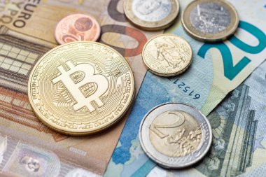 Calais, Fransa - 17 Haziran 2018: Bitcoin madeni para ve Euro banknotlarının üzerinde oturan Euro sikkeleri