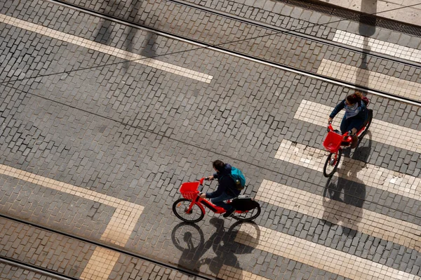 Lisboa Portugal Março 2020 Vista Superior Duas Pessoas Andar Bicicleta — Fotografia de Stock