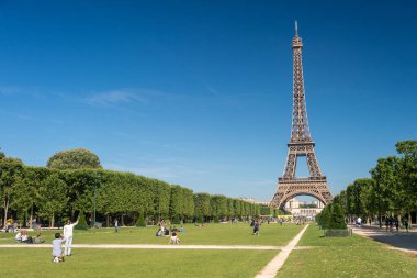 Paris, Fransa - 23 Haziran 2018: Champ de Mars Bahçeleri 'nden Eyfel Kulesi.