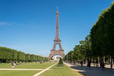 Paris, Fransa - 23 Haziran 2018: Champ de Mars Bahçeleri 'nden Eyfel Kulesi.