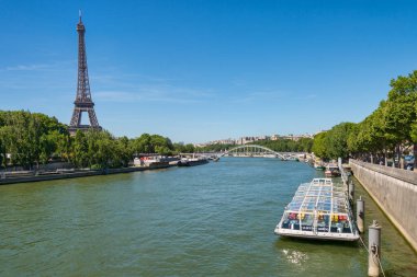 Paris, Fransa - 23 Haziran 2018: Seine nehri üzerinde Bateau Mouche ve arka planda Eyfel Kulesi