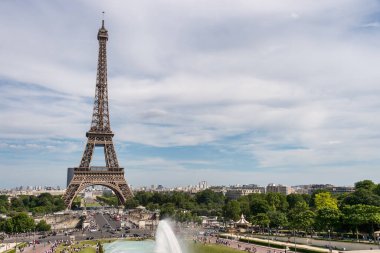 Paris, Fransa - 23 Haziran 2018: Trocadero 'dan Eyfel Kulesi.