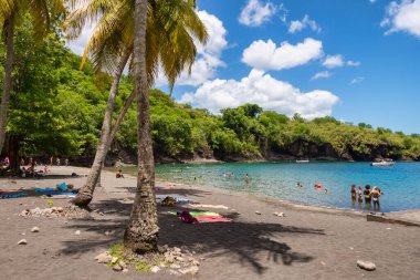 Anse Noire, Martinique, 13 Ağustos 2019: İnsanlar Anse Noire plajında sıcak bir günün tadını çıkarıyor.