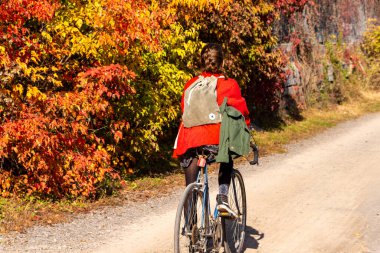 Montreal, CA - 10 Ekim 2019: Sonbaharda Des Carrieres bisiklet yolunda bisiklet süren bisikletçi.