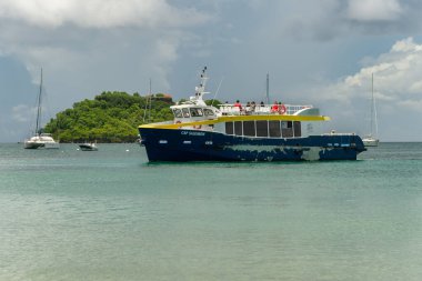 Anse-a-l 'ane, Martinique, Fransa - 22 Ağustos 2019: Anse-a-l' ane 'e gelen mekik gemisi.
