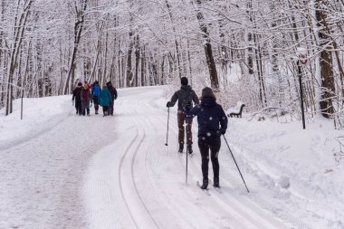 Montreal, CA - 01 Ocak 2020: Kar fırtınası sonrasında Montreal 'deki Mount Royal Park' ta (Parc Du Mont-Royal) insanlar yürüyüş veya kayak yapıyorlar.