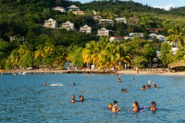 Lizbon, Portekiz - 3 Mart 2020: Bairro Alto ilçesinde Elevador da Gloria sarı funiculars