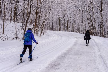 Montreal, CA - 01 Ocak 2020: Kar fırtınası sonrasında Montreal 'deki Mount Royal Park' ta (Parc Du Mont-Royal) insanlar yürüyüş veya kayak yapıyorlar.