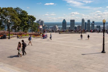 Montreal, CA - 3 Eylül 2019: Kondiaronk Belvedere 'den Montreal' e bakan turistler.