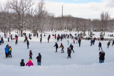Montreal, CA - 01 Ocak 2020: Birçok insan Royal Dağı 'nın tepesindeki buz pateni pistinde buz pateni yapıyor