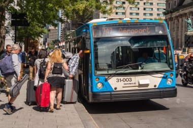 Montreal, CA - 3 Eylül 2019: Rene Levesque Bld ile Montreal Trudeau Havaalanı 'na giden 747 numaralı otobüse binen insanlar.