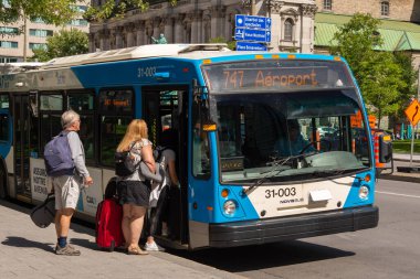 Lizbon, Portekiz - 3 Mart 2020: Bairro Alto ilçesinde Elevador da Gloria sarı funiculars