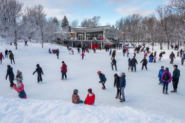 Montreal, CA - 01 Ocak 2020: Birçok insan Royal Dağı 'nın tepesindeki buz pateni pistinde buz pateni yapıyor