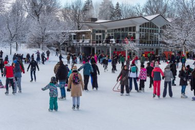 Montreal, CA - 01 Ocak 2020: Birçok insan Royal Dağı 'nın tepesindeki buz pateni pistinde buz pateni yapıyor