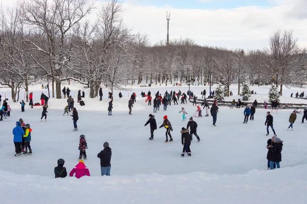 Montreal Leden 2020 Mnoho Lidí Bruslení Ledovém Kluzišti Vrcholu Mount — Stock fotografie