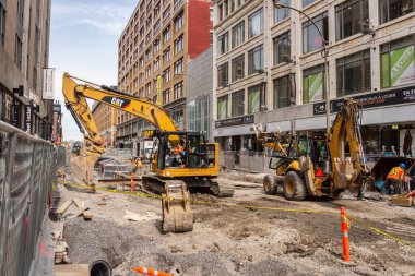 Montreal, Kanada - 03 Eylül 2019: Sainte-Catherine caddesinde inşaat alanı.
