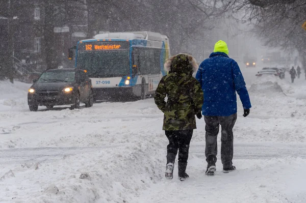 Montreal Febbraio 2020 Pedoni Che Camminano Monkland Avenue Durante Tempesta — Foto Stock
