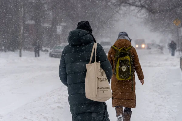 Montreal Lutego 2020 Piesi Chodzący Monkland Avenue Podczas Burzy Śnieżnej — Zdjęcie stockowe