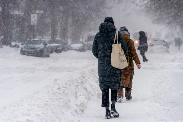 Montreal Febrero 2020 Peatones Caminando Por Monkland Avenue Durante Tormenta —  Fotos de Stock