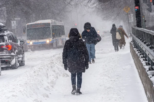 Montreal Lutego 2020 Piesi Chodzący Monkland Avenue Podczas Burzy Śnieżnej — Zdjęcie stockowe