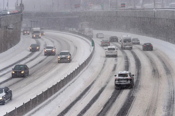 加利福尼亚州蒙特利尔 2020年2月7日 雪暴期间戴格理高速公路的交通 — 图库照片