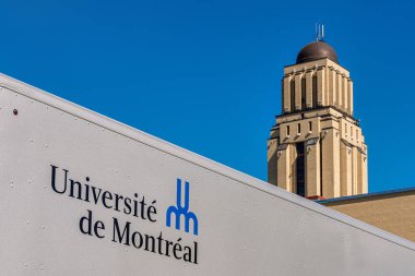 Montreal, CA - 5 Eylül 2019: Montreal Üniversitesi (UDEM) arka planda & Pavilion Roger-Gaudry binasını imzaladı