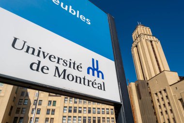Montreal, CA - 5 Eylül 2019: Montreal Üniversitesi (UDEM) arka planda & Pavilion Roger-Gaudry binasını imzaladı