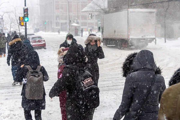 Montreal Febrero 2020 Peatones Caminando Centro Montreal Durante Tormenta Nieve —  Fotos de Stock