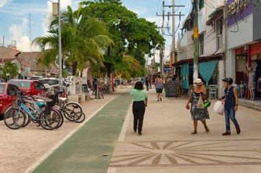 Tulum, Meksika - 7 Ağustos 2018: Avenida Tulum kaldırımında yürüyen insanlar.